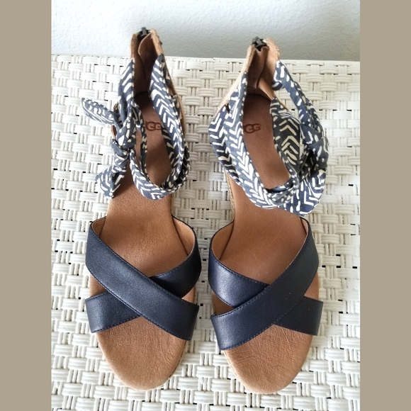 UGG Navy Ribbon Ankle Sandals Sz 10